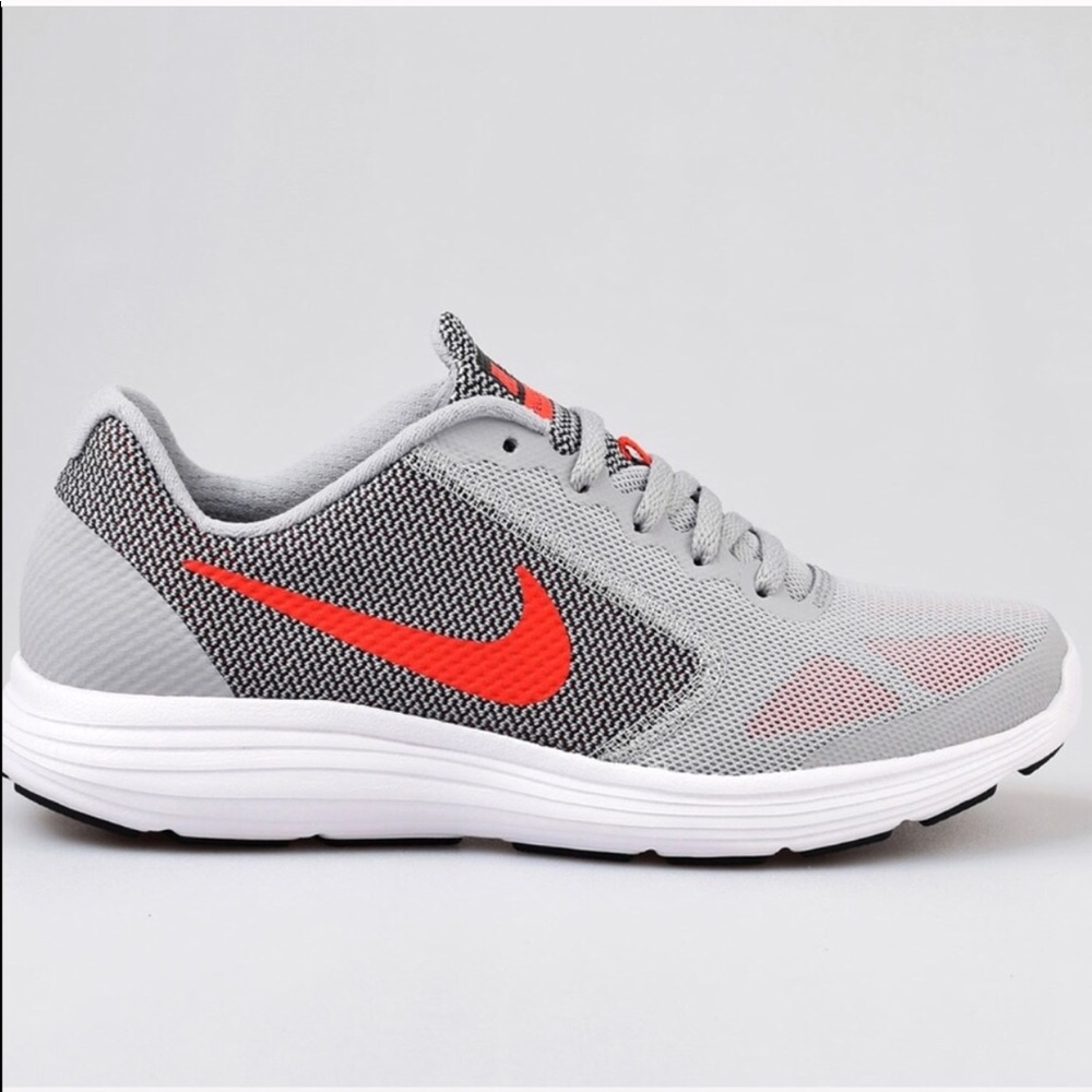 Nike grey white women’s running shoes revolution 3 - Picture 2 of 5
